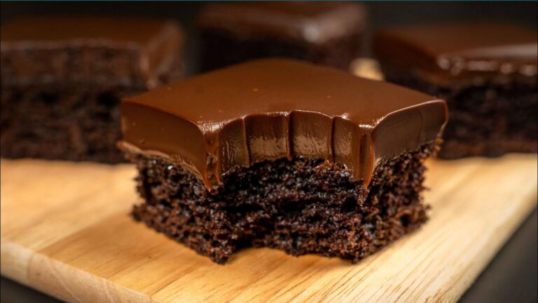 Questo semplice gesto trasforma un normale dolce in un torta cioccolatosa da sogno…