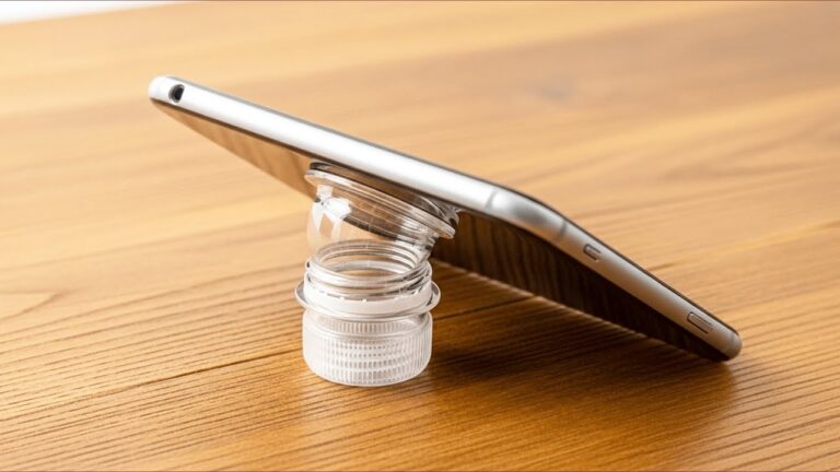 Trasforma una bottiglia di plastica in supporto per il telefono in 1 minuto!